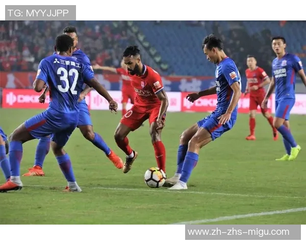 重庆队与申花队激战正酣谁能在这场对决中笑到最后